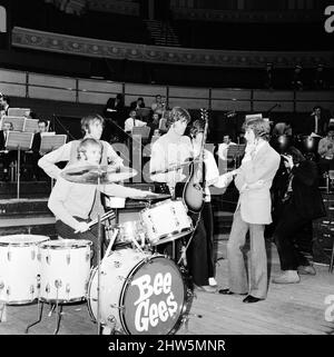 The Bee Gees il cui primo tour nel Regno Unito apre alla Royal Albert Hall, Londra, 27th marzo 1968. Saranno accompagnati da un'orchestra sinfonica di 67 pezzi, un coro hugh e la RAF Appprendisti Marching Band. Foto Stock