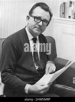 Jack Brooks, Baron Brooks di Tremorfa (1979), il nuovo presidente del partito laburista di Cardiff, raffigurato in casa a Janet Street, Splott, Cardiff, Galles, 12th marzo 1968. Foto Stock