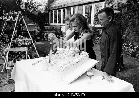 Hayley Mills festeggia il suo 21st compleanno a casa dei suoi genitori a Richmond Hill, Surrey. Hayley è raffigurato con i suoi genitori, Mary Hayley Bell e l'attore John Mills. 18th aprile 1967. Foto Stock