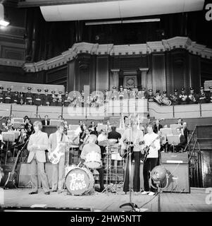 The Bee Gees il cui primo tour nel Regno Unito apre alla Royal Albert Hall, Londra, 27th marzo 1968. Saranno accompagnati da un'orchestra sinfonica di 67 pezzi, un coro hugh e la RAF Appprendisti Marching Band. In background: Bill Shepherd dirige l'orchestra Foto Stock