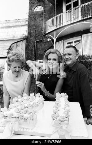 Hayley Mills festeggia il suo 21st compleanno a casa dei suoi genitori a Richmond Hill, Surrey. Hayley è raffigurato con i suoi genitori, Mary Hayley Bell e l'attore John Mills. 18th aprile 1967. Foto Stock