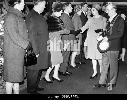 La Regina Elisabetta II e il Principe Filippo aprono ufficialmente il Tunnel Tyne, North Tyneside, introdotto nei dignitari locali dall'allora sindaco di Newcastle Alderman Roy Hadwin 19th ottobre 1967. Foto Stock