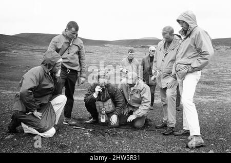 21 astronauti della NASA hanno appena trascorso una settimana in Islanda, facendo uno studio della geologia dell'isola, che è la più vicina può arrivare alle condizioni del paesaggio sulla Terra, Domenica 9th luglio 1967. Due di questi ventuno saranno probabilmente i primi uomini di terra a camminare sulla superficie della luna, che culminerà il programma Apollo da £7.000 milioni di Stati Uniti. La nostra foto mostra ... Astronauta Neil Armstrong (2nd a destra) Foto Stock