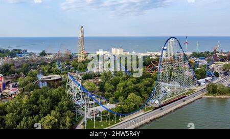 Vista aerea del parco divertimenti Cedar Point in Ohio sotto un cielo nuvoloso Foto Stock