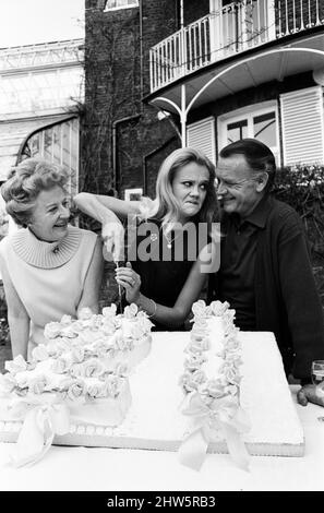 Hayley Mills festeggia il suo 21st compleanno a casa dei suoi genitori a Richmond Hill, Surrey. Hayley è raffigurato con i suoi genitori, Mary Hayley Bell e l'attore John Mills. 18th aprile 1967. Foto Stock