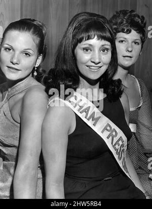 Birmingham Press Queen 1968, Miss Jenny Wood, con i secondi classificati Miss Lesley Joan Cloudsley (a sinistra) e Miss Judi Warren, incoronata nella sala da ballo Locarno di Birmingham. Foto Stock