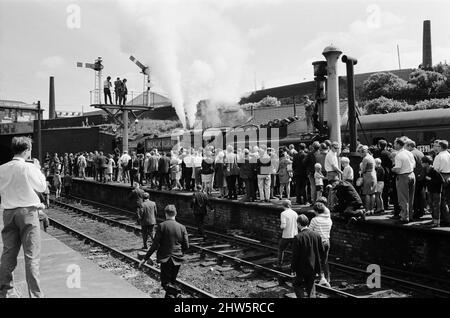 Il 1T57 "quindici Guinea Special", l'ultimo treno passeggeri della linea principale che sarà trasportato con locomotiva a vapore su British Rail il 11th agosto 1968 prima dell'introduzione di un divieto del vapore che è iniziato il giorno successivo. Si trattava di un treno speciale per escursioni in treno organizzato per l'occasione da Liverpool via Manchester a Carlisle e ritorno, ed è stato tirato da quattro diverse locomotive a vapore a turno durante le quattro gambe del viaggio. Foto mostra: Il treno, trainato dalla locomotiva di classe Britannia No. 70013 Oliver Cromwell, è accolto da folle di wellwishers e appassionati come fa una sosta Foto Stock