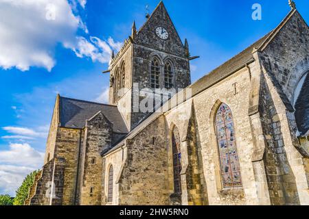 US Paratrooper Statua Santa Maria Chiesa Basilica Santa Maria Eglise Normandia Francia. Luogo di azione militare D-giorno in cui i paracadutisti americani sbarcati in città, incl Foto Stock