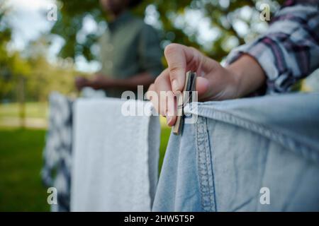 Primo piano su maschi e femmine caraffe appeso fuori lavaggio sporco Foto Stock