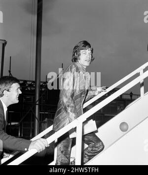 Il cantante Pop Rolling Stones, Mick Jagger, è stato raffigurato presso l'aeroporto di Heathrow di Londra lungo il tragitto per gli Stati Uniti. Il resto della band partì prima del giorno con Jagger che partì per un volo serale dopo aver volato da Parigi. 13th settembre 1967. Foto Stock