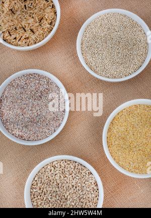 Selezione di diversi e alternativi grani sani sulla superficie hessian Foto Stock