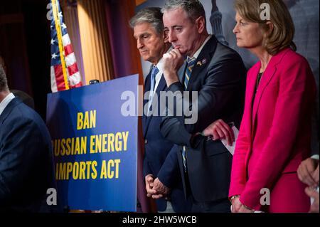 Senatore degli Stati Uniti Joe Manchin III (democratico della Virginia occidentale), a sinistra, rappresentante degli Stati Uniti Brian Fitzpatrick (repubblicano della Pennsylvania), centro, E il senatore degli Stati Uniti Lisa Murkowski (repubblicano dell’Alaska), giusto, partecipa a una conferenza stampa sulla loro legge bipartisan per vietare le importazioni di energia russa, presso il Campidoglio degli Stati Uniti a Washington, DC, giovedì 3 marzo 2022. Il Rep. Fitzpatrick ha servito nell'FBI in Ucraina ed ha ancora legami stretti là. Foto di Rod Lammey/CNP/ABACAPRESS.COM Foto Stock