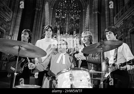 I Bee Gees si esibiscono presso la cattedrale anglicana di Liverpool. I Bee Gees sono i fratelli Maurice, Barry e Robin Gib, Colin Peterson e vince Malouney. Il decano di Liverpool, il Rev. Edward Patey non poteva resistere a provare i tamburi. 14th dicembre 1967. Foto Stock