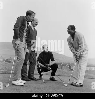 Il golfista sudafricano Sewsunker Sewgolum al golf club Stalybridge Stamford dove ha partecipato a una partita di invito contro due dei migliori giocatori del club Barry Sidebottom (accovacciamento) e Colin C Gill in preparazione al prossimo British Open. In collaborazione con Swogolum c'era Mike Hoyle. 14th luglio 1967. Foto Stock