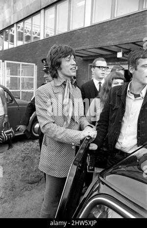 Mick Jagger (il resto dei Rolling Stones, meno Bill Wyman, fuori dal tiro) arriva a Londra Heathrow da Atene. 18 aprile 1967 Foto Stock