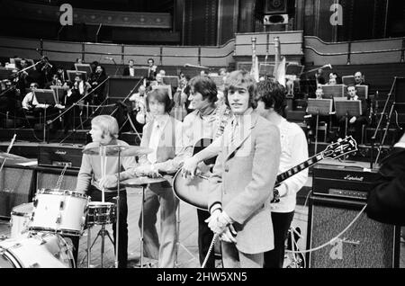 The Bee Gees il cui primo tour nel Regno Unito apre alla Royal Albert Hall, Londra, 27th marzo 1968. Saranno accompagnati da un'orchestra sinfonica di 67 pezzi, un coro hugh e la RAF Appprendisti Marching Band. Foto Stock