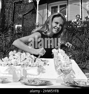 Hayley Mills festeggia il suo 21st compleanno a casa dei suoi genitori a Richmond Hill, Surrey. 18th aprile 1967. Foto Stock