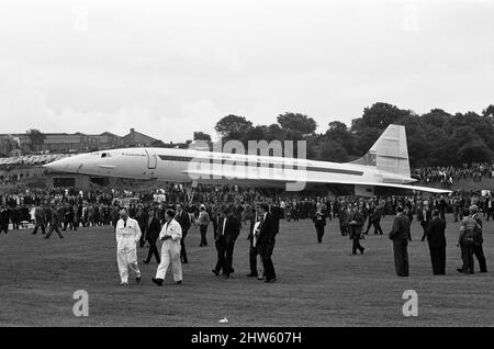 Concorde 002, il secondo assemblato britannico dei velivoli supersonici anglo-francesi, è stato lanciato dalla linea di assemblaggio britannica della società di aerei a Filton, Gloucestershire, oggi. 002 e il francese assemblato 001 sono gemelli identici. Anche se assemblate diverse centinaia di miglia in due paesi ciascuno contiene esattamente le stesse parti costruite francese e britannico. 12th settembre 1968. Foto Stock