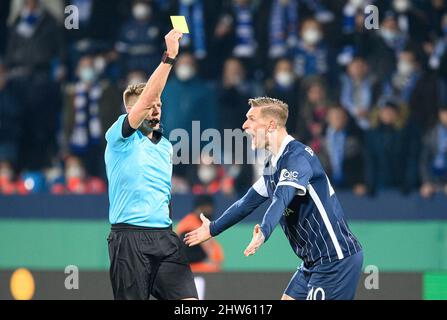 Sebastian POLTER (BO) urla all'arbitro Robert SCHROEDER (Schröder), che mostra la carta gialla, i quarti della Coppa DFB di Calcio, VfL Bochum (BO) - SC Friburgo (FR) 1:2 NV, il 2nd marzo 2022 a Bochum/Germania . Â Foto Stock