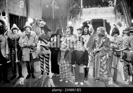 Lo speciale TV Rolling Stones Rock 'n' Roll Circus, Intertel Studios, Stonebridge Park, 11 dicembre 1968. L-R: Keith Moon, Pete Townsend, John Lennon & Yoko Ono, Keith Richards, Charlie Watts, Mick Jagger, Brian Jones & Bill Wyman Foto Stock