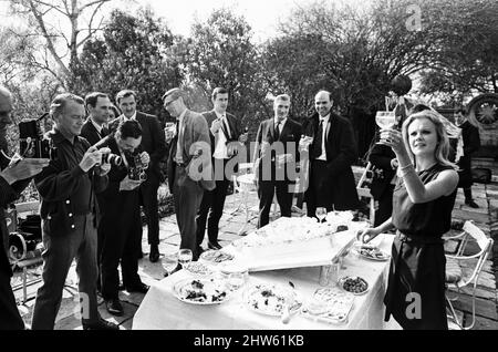 Hayley Mills festeggia il suo 21st compleanno a casa dei suoi genitori a Richmond Hill, Surrey. Hayley si pone per i fotografi, tra cui padre John Mills. 18th aprile 1967. Foto Stock