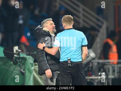 L'arbitro Robert SCHROEDER (Schröder) in conversazione con l'allenatore Thomas REIS (BO). Quarti di finale Pokal Football DFB, VfL Bochum (BO) - SC Friburgo (FR) 1:2 aet, il 2nd marzo 2022 a Bochum/ Germania. Â Foto Stock