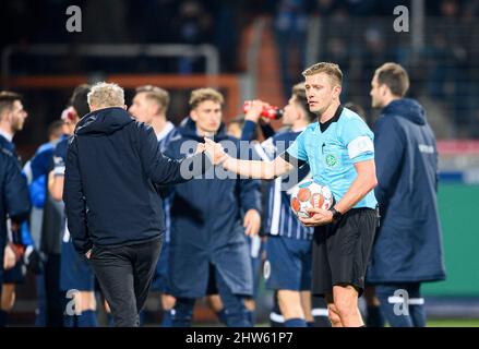 Arbitro Robert SCHROEDER (Schröder), alto fives del allenatore Christian STREICH (FR). Quarti di finale Pokal Football DFB, VfL Bochum (BO) - SC Friburgo (FR) 1:2 aet, il 2nd marzo 2022 a Bochum/ Germania. Â Foto Stock