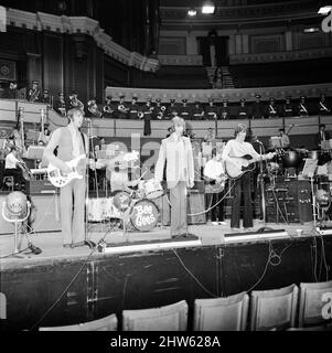 The Bee Gees il cui primo tour nel Regno Unito apre alla Royal Albert Hall, Londra, 27th marzo 1968. Saranno accompagnati da un'orchestra sinfonica di 67 pezzi, un coro hugh e la RAF Appprendisti Marching Band. Foto Stock