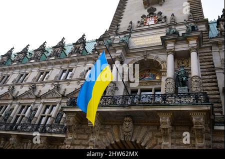 Amburgo, Germania. 03rd Mar 2022. La bandiera dell'Ucraina sorvola l'ingresso del municipio di Amburgo. Credit: Jonas Walzberg/dpa/Alamy Live News Foto Stock