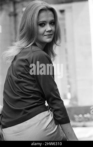 L'attrice Hayley Mills tiene una macchina fotografica. 13th maggio 1967. Foto Stock