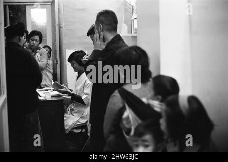 Vita nel 1960s coloniale Hong Kong, con una popolazione in rapida crescita di oltre 4 milioni di persone, molti sono costretti a vivere in baraccopoli e baraccopoli, nella foto di gennaio 1968. La nostra foto mostra ... la gente aspetta di vedere un medico in clinica gestito da un'organizzazione caritativa, c'è una distinta mancanza di opzioni di assistenza sociale disponibili. Foto Stock