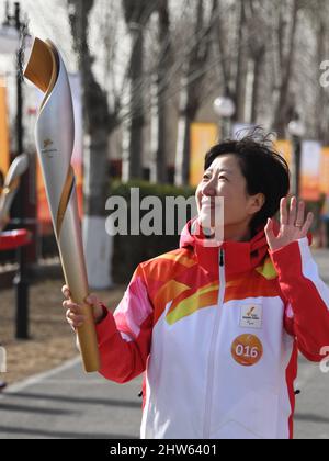 Pechino, Cina. 4th Mar 2022. Il Torchbearer Zhang bei è presente al Beijing 2022 Paralymic Torch Relay a Pechino, capitale della Cina, 4 marzo 2022. Credit: Li Xin/Xinhua/Alamy Live News Foto Stock