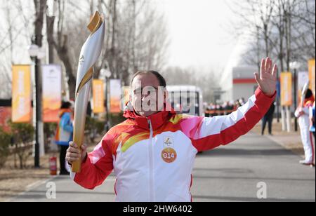 Pechino, Cina. 4th Mar 2022. Torchbearer Lu Hoining partecipa al Beijing 2022 Paralymic Torch Relay a Pechino, capitale della Cina, 4 marzo 2022. Credit: Li Xin/Xinhua/Alamy Live News Foto Stock