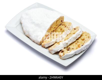 Torta tradizionale di Natale a fette con marzapane e frutta secca isolata su piastra di ceramica Foto Stock