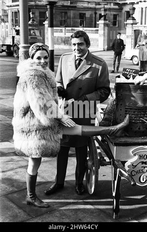 Joan Collins sul set del suo nuovo film 'Subterfuge'. 4th febbraio 1968. Foto Stock