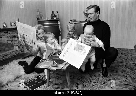 Billy McNeill, metà del centro celtico e capitano, 24 anni, raffigurato nella sua casa a Cathcart, Glasgow con sua moglie Elizabeth, due gemelli di due anni Carol e Susan e Elisabetta di tre anni. Aprile 1967. Foto Stock