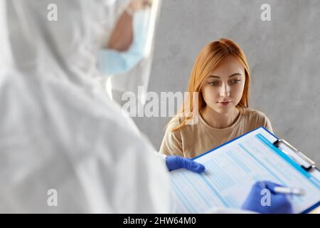 paziente sottoposto a test per la malattia da coronavirus Foto Stock