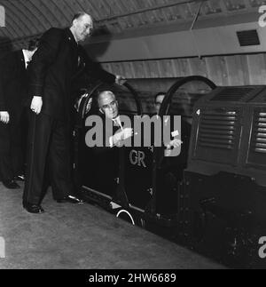 Il Postmaster Generale di sua Maestà, il Rt. L'on. Edward Short MP, apre una mostra per celebrare il 40th anniversario della ferrovia G.P.O. 5th dicembre 1967Mr breve visto qui viaggiando con la ferrovia dell'ufficio postale da Mount Pleasant Post Office a King Edwards Building in the City, a una distanza di 1.495 metri. Foto Stock