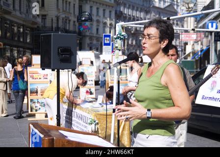 Vienna, Austria. Agosto 23, 2008. Dimostrazione di Falun Dafa a Vienna. La foto mostra Ulrike Lunacek dal Partito Verde Austria Foto Stock