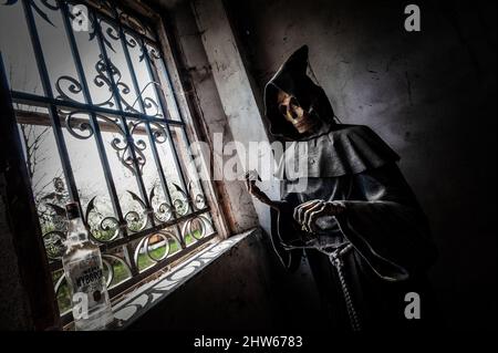 Novembre 2021, Urbex Italia, inquietante statua raffigurante la morte, in una casa abbandonata Foto Stock