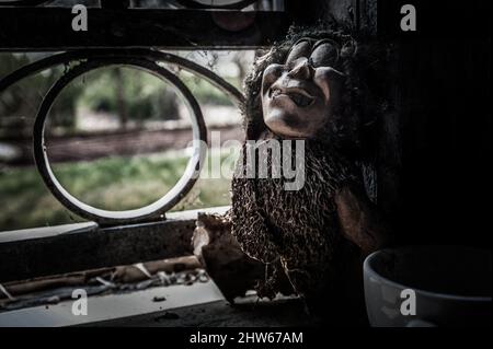 Novembre 2021, Urbex Italia, burattino macabro creepy, abbandonato su un davanzale Foto Stock