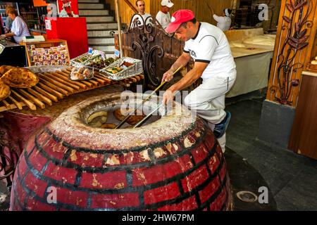 APARAN,ARMENIA - SETTEMBRE 1,2013:nella città di Aparan c'è la più famosa panetteria 'Gnutnik' l'uomo sconosciuto prende il pane dal forno. Foto Stock