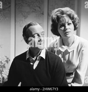 Pudence e la pillola, prove cinematografiche a Pinewood Studios, Iver Heath, Buckinghamshire, giovedì 14th settembre 1967. David Niven è protagonista di Gerald Hardcastle e Irina Demick interpreta la sua amante Elizabeth Brett, Liz Brett. Foto Stock