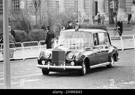 La zecca reale di Llantrisant, Pontyclun, Galles del Sud, è stata ufficialmente aperta dalla Regina, in preparazione all'introduzione della moneta decimale martedì 17th dicembre 1968. La nostra foto mostra ... La Regina, il Principe Filippo, il Duca di Edimburgo e il Principe Carlo arrivano in Galles in auto. Foto Stock