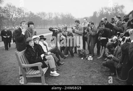 Rolling Stones in Green Park, Londra, per una foto 11th gennaio 1967 Foto scattata alcuni giorni prima della famigerata apparizione delle pietre sul ed Sullivan Show di New York, 15 gennaio 1967, Quando la band ha dovuto cambiare i testi del loro nuovo singolo 'Let's spend the Night Together' a causa della censura. Il quinto album in studio della band, Between the Buttons, è stato pubblicato nel Regno Unito il 20 gennaio 1967. Alcuni degli altri fotografi di questa foto, anche se non identificati, includono Fiona Adams (1935-2020) Reg Childs, Ron Fallion (1940-2017), Monte fresco (1936-2013), Trevor Humphries, Jimmy Jackson, T Foto Stock