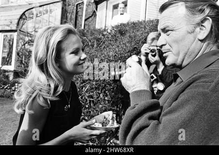 Hayley Mills festeggia il suo 21st compleanno a casa dei suoi genitori a Richmond Hill, Surrey. Il padre di Hayley, l'attore John Mills, scattando una foto di sua figlia. 18th aprile 1967. Foto Stock