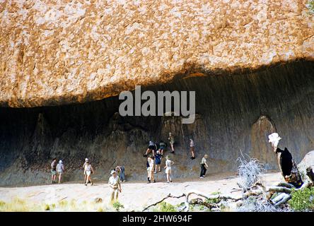 Spedizione della Melbourne Grammar School, Northern Territory, Australia in 1956 ragazzi che esplorano i dipinti rupestri aborigeni ad Ayers Rock, Uluru Foto Stock