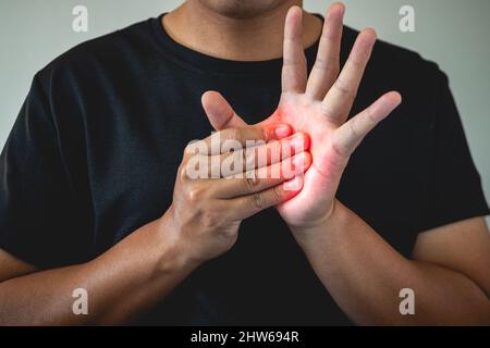 Concetto di sindrome da ufficio. Il palmo delle mani viene massaggiato dalle dita. Primo piano medio. Foto Stock