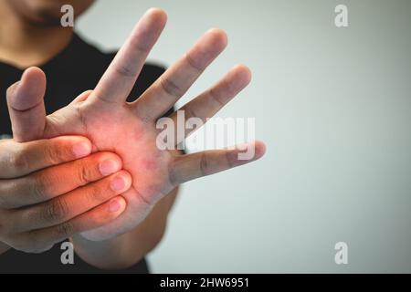 Concetto di sindrome da ufficio. Il palmo delle mani viene massaggiato dalle dita. Primo piano medio. Foto Stock