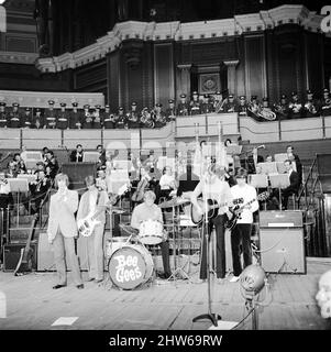 The Bee Gees il cui primo tour nel Regno Unito apre alla Royal Albert Hall, Londra, 27th marzo 1968. Saranno accompagnati da un'orchestra sinfonica di 67 pezzi, un coro hugh e la RAF Appprendisti Marching Band. In background: Bill Shepherd dirige l'orchestra Foto Stock